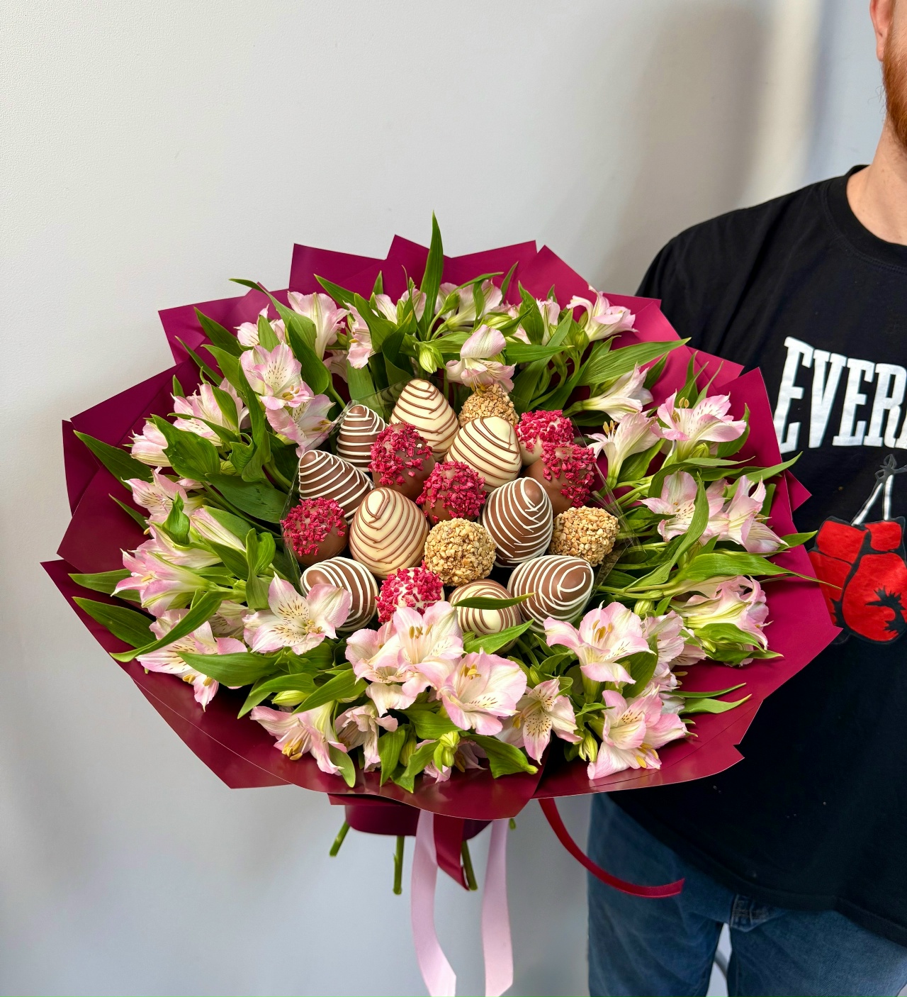 Букет из клубники в шоколаде и альстромерий «Шоколадная вуаль» Букет из клубники в шоколаде и альстромерий «Шоколадная вуаль»